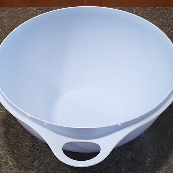 Tupperware Thatsa Bowl -19 Cups - Picture 2 of 3